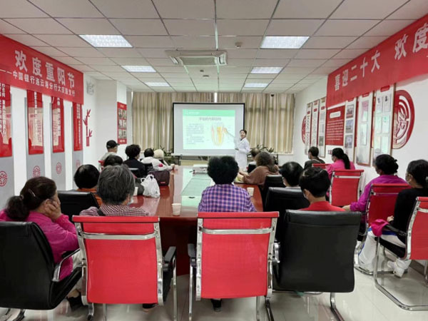 成宏口腔醫(yī)院公益行丨走進(jìn)銀行、社區(qū)，科普講座＋義診，我們一直在行動(dòng)！